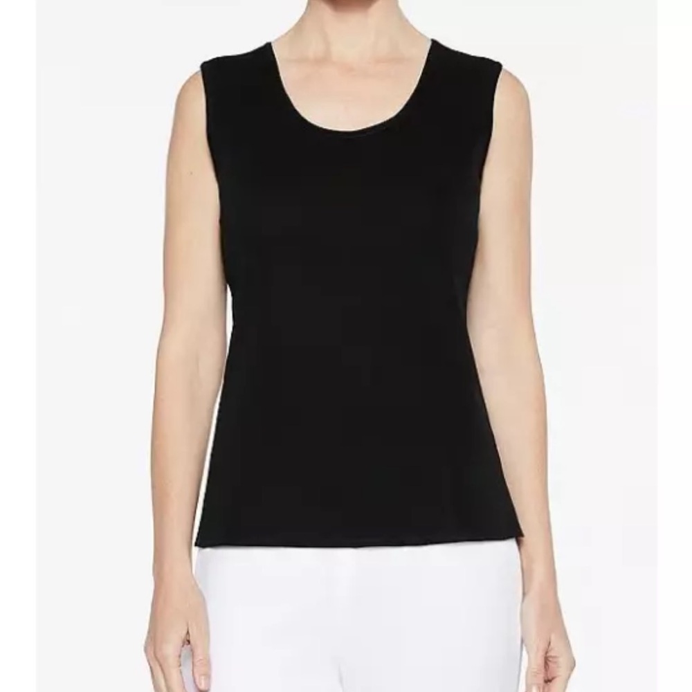 NWT. Scoop Neck Sleeveless Side Slit Knit Tank Top
